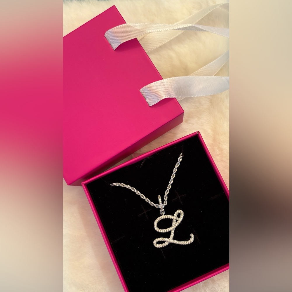 Script L initial pendant on chain necklace , BNWT